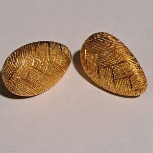 Monet vintage basket weave egg shaped gold tone clip on earrings